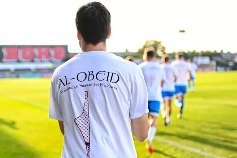 تجسيد الهوية الوطنية: تكريم سليمان العبيد في كرة القدم الإيرلندية