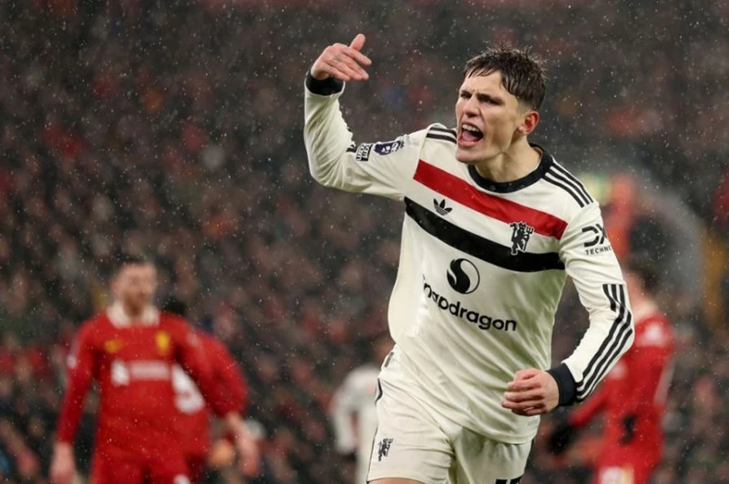 جارناتشو يفضل تشيلسي ويدرس البقاء في دكة يونايتد